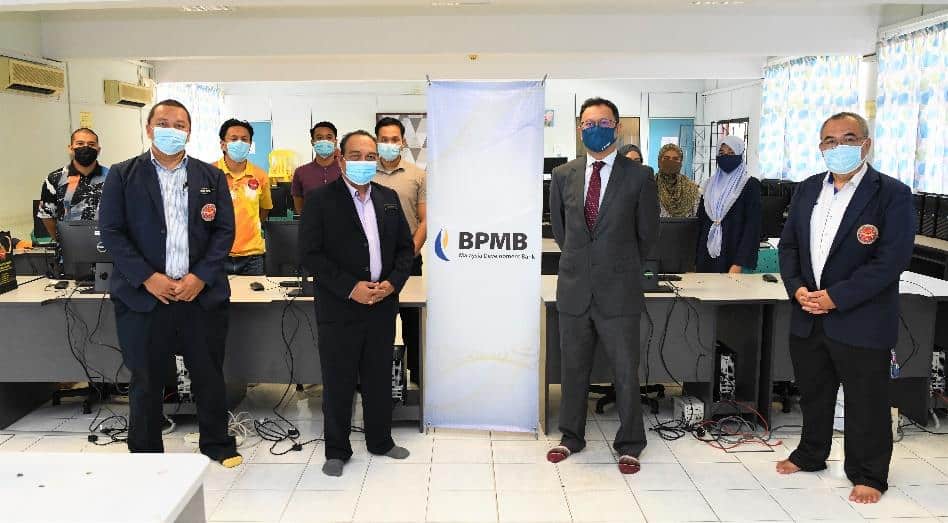 Bank Pembangunan Malaysia Berhad contributes computers to SMK Seri Titiwangsa