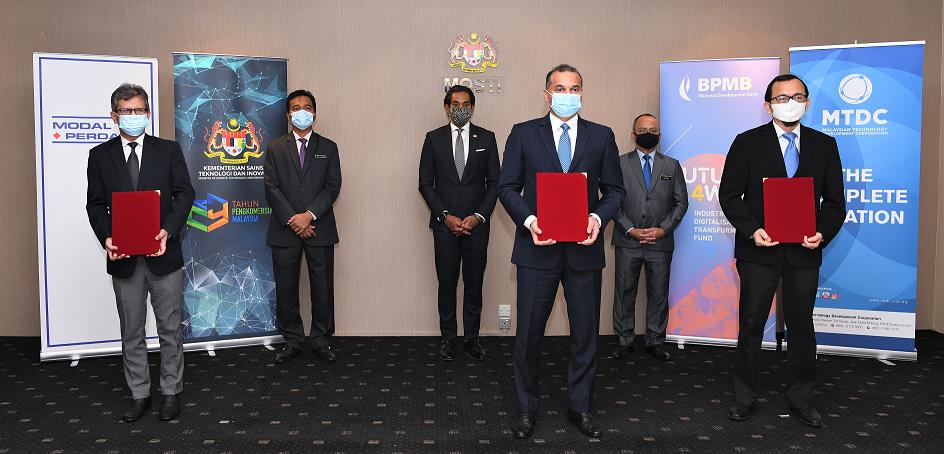 Bank Pembangunan Malaysia Berhad Announces Strategic Collaborations with Kumpulan Modal Perdana & Malaysian Technology Development Corporation to Advance Malaysia’s Industry 4.0 Initiatives
PIC 1: (From Left) – KMP Acting Chief Executive Officer & Chief Financial Officer, Yarham Yunus; MOSTI Deputy Secretary General (Technology Development), Dr. Mohd Nor Azman Hassan; MOSTI Minister, YB Khairy Jamaluddin Abu Bakar; BPMB President/Group Chief Executive Officer, Arshad Mohamed Ismail; MOSTI Deputy Secretary General (Planning and STI Enculturation), YBhg. Dato’ Parang Abai @ Thomas; MTDC Chief Executive Officer, YBhg. Dato’ Norhalim Yunus